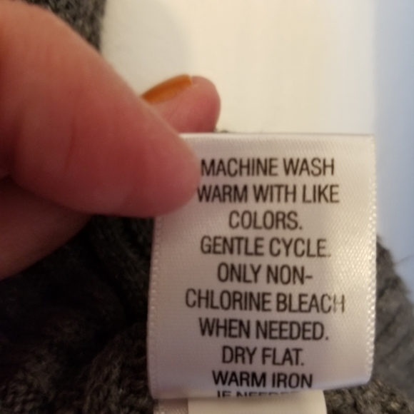 Croft & Barrow womens charcoal gray cableknit sweater. Size Small - Picture 6 of 6